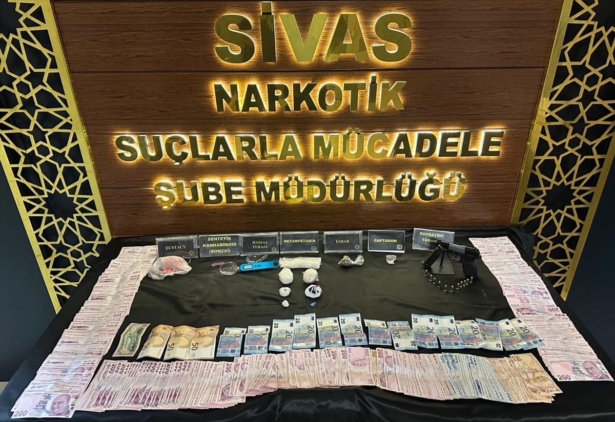 Sivas'ta polis ekiplerince düzenlenen uyuşturucu operasyonunda 3 şüpheli tutuklandı. Operasyonda...