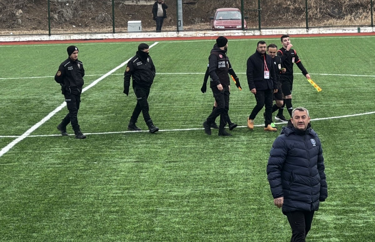 Sivas 16 Yaş Altı Ligi A Grubu'nda Belediyespor ile Ahmet Turan Gazispor, Spor Kompleksi'nde...