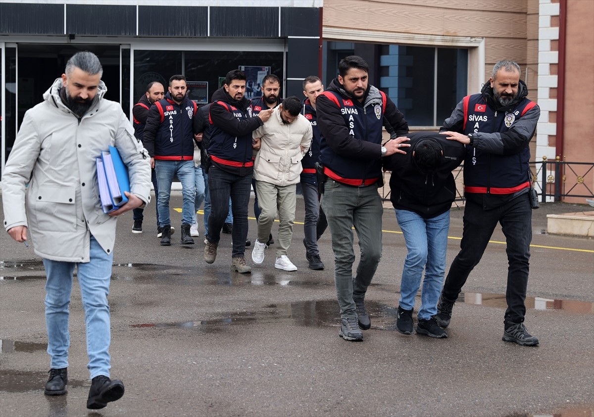 Sivas merkezli olarak bu kent ile Osmaniye, Şanlıurfa ve Samsun'da düzenlenen dolandırıcılık...