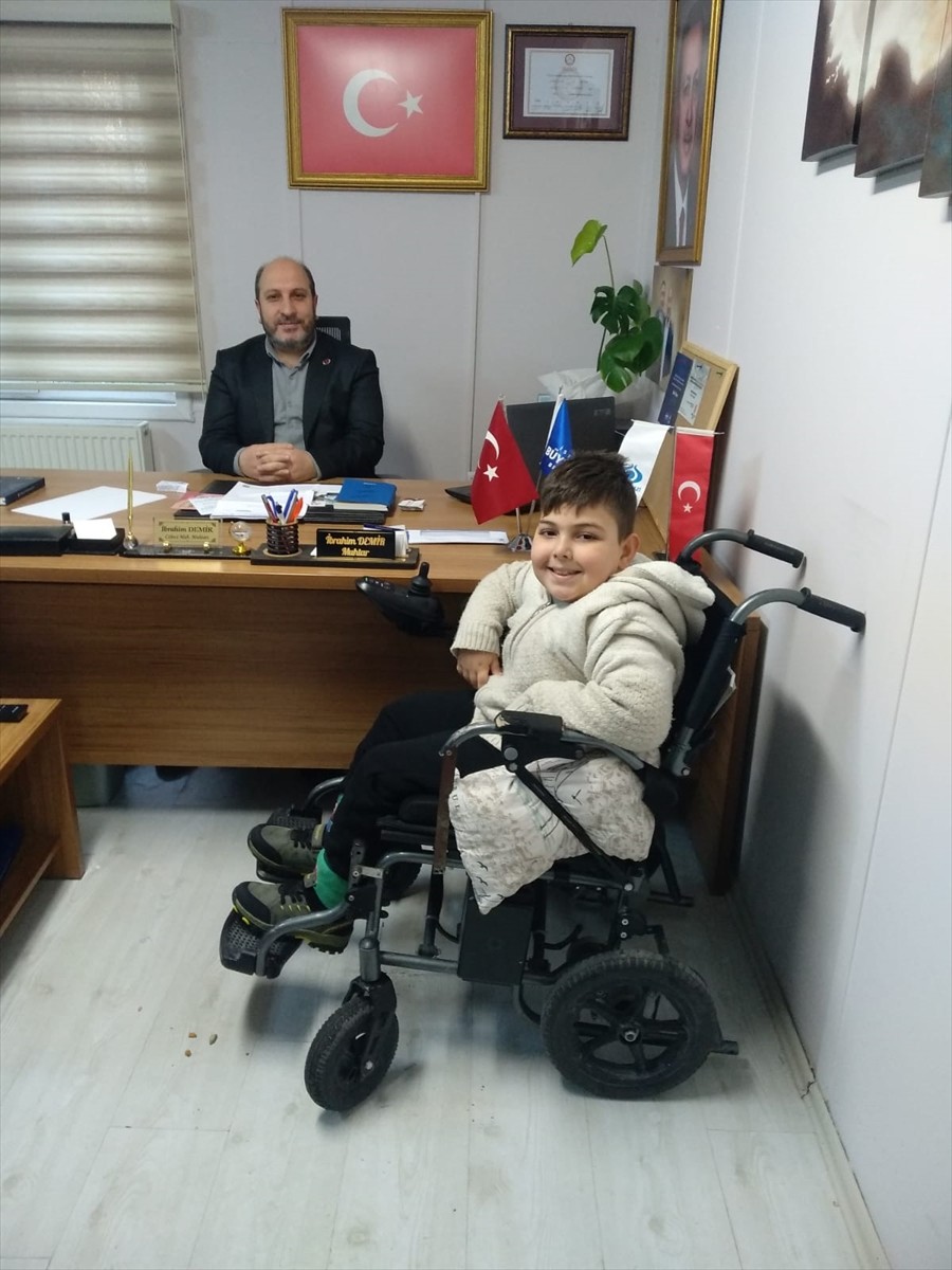 Sultangazi'de, annesinin sırtında okula giden engelli öğrenciye mahalle muhtarının girişimleri ve...