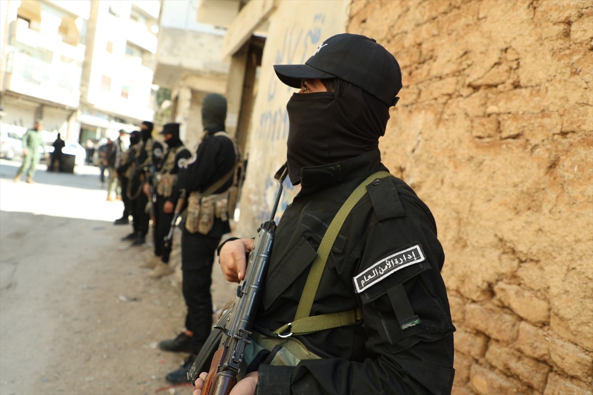 Suriye'de geçici hükümete bağlı Genel Güvenlik İdaresi güçleri, devrik Beşşar Esed rejiminin Humus...