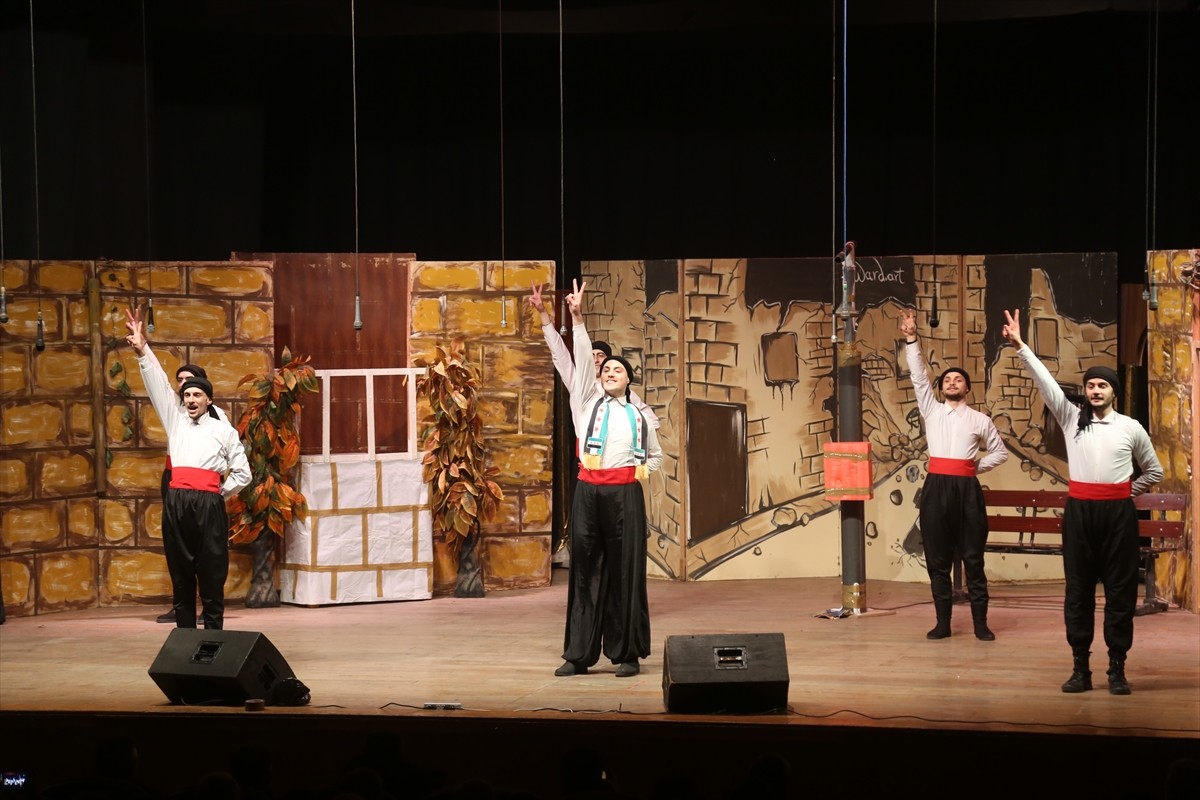 Suriye'nin Halep kentindeki Sanatçılar Sendikası Tiyatrosunda, Baas rejiminin devrilmesinin...