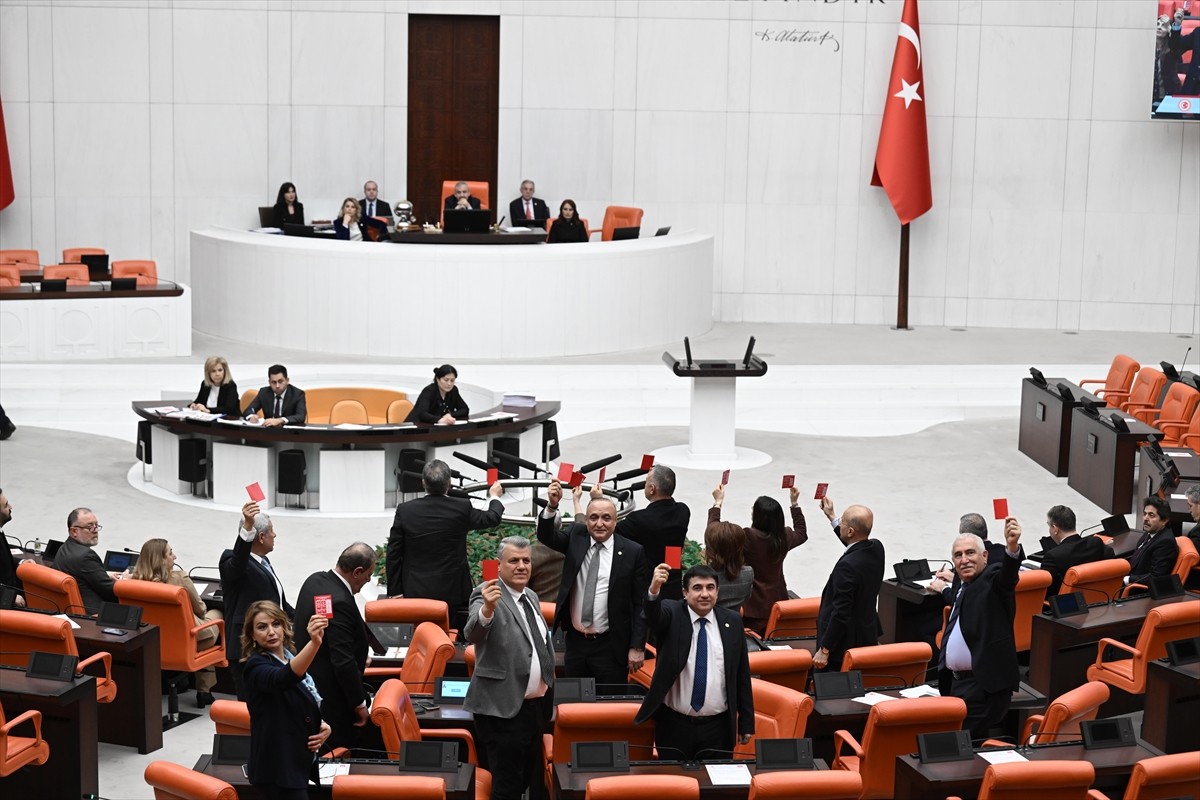 TBMM Genel Kurulu, Meclis Başkanvekili Sırrı Süreyya Önder başkanlığında toplandı. Genel Kurul...