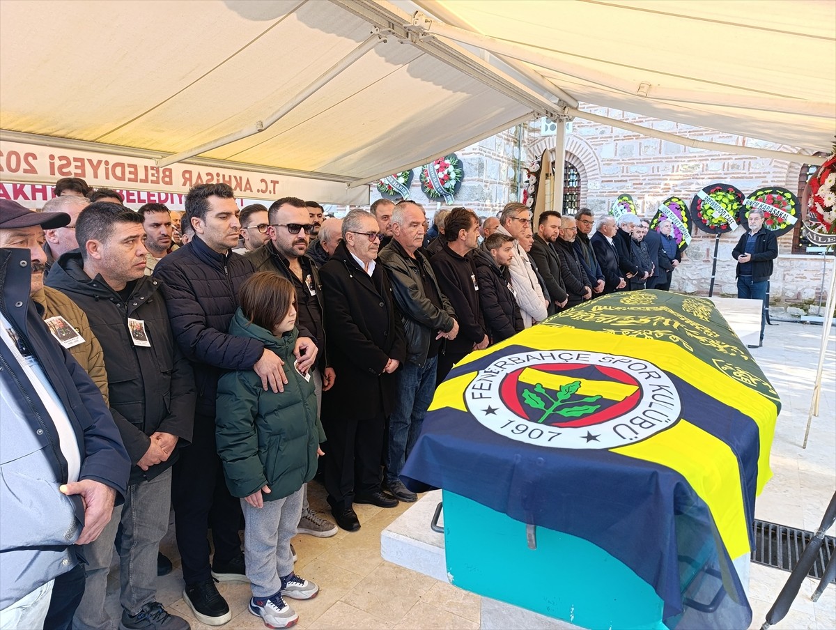 Tedavi gördüğü hastanede 66 yaşında hayatını kaybeden gazeteci Kenan Molla'nın cenazesi toprağa...