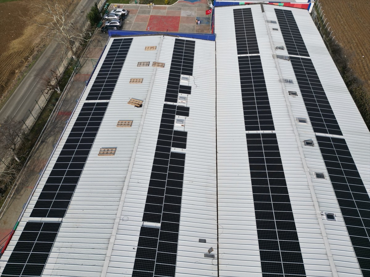 Tekirdağ'da bir okul, elektrik ihtiyacının tamamını okul çatısına kurulan güneş enerjisi...