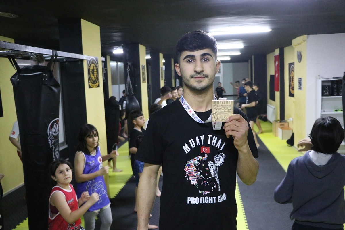 Tekirdağ'da öğretmeninin yönlendirmesiyle başladığı muaythai branşında Türkiye ve Avrupa...