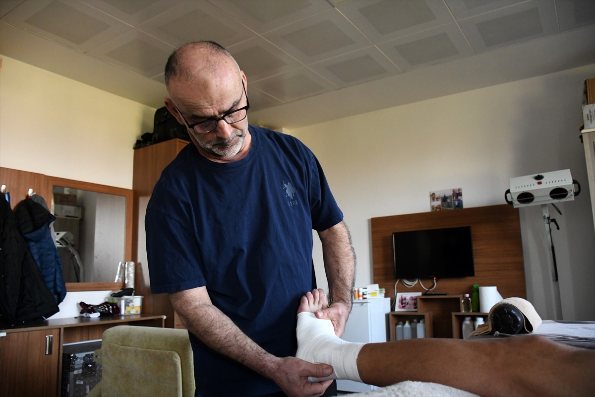 TFF 3. Lig ekiplerinden Düzce Cam Düzcespor'da 41 yıldır masörlük yapan Muzaffer Günaydın...