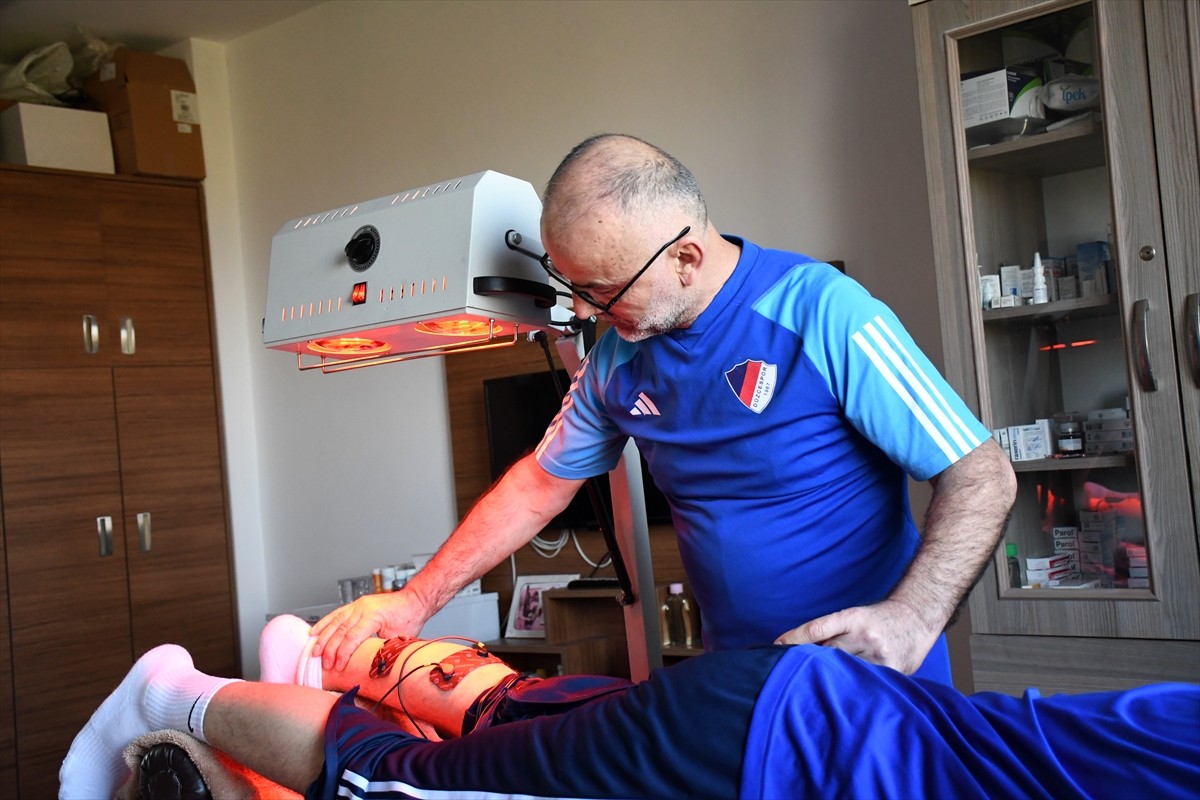 TFF 3. Lig ekiplerinden Düzce Cam Düzcespor'da 41 yıldır masörlük yapan Muzaffer Günaydın...