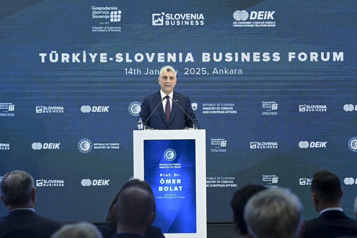 Ticaret Bakanı Ömer Bolat (ortada) ve Gençlik ve Spor Bakanı Osman Aşkın Bak (sağ 3), Dış Ekonomik...