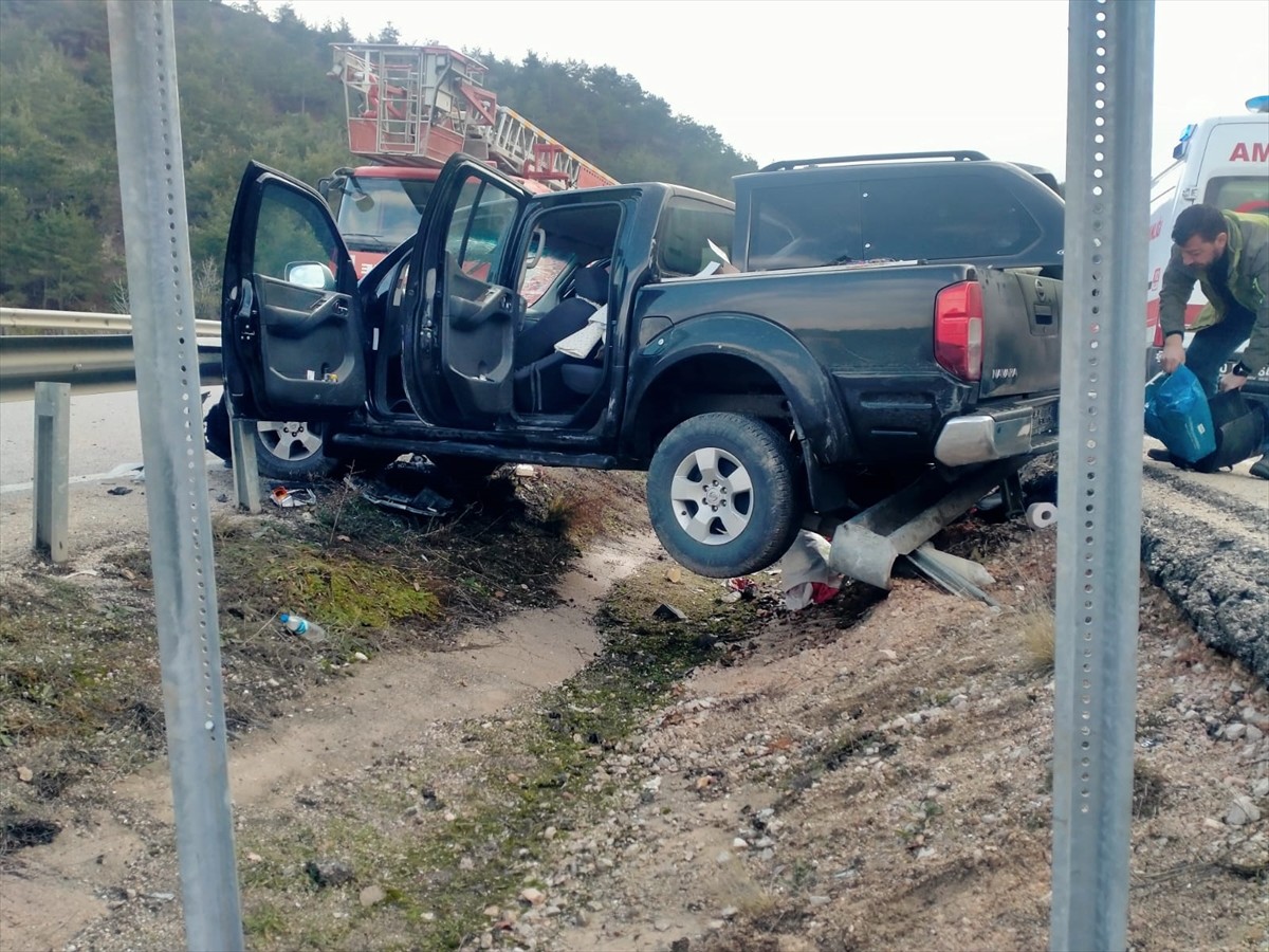 Tokat'ın Reşadiye ilçesinde bariyere çarpan cipteki 5 kişi yaralandı.