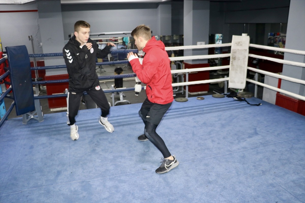 Trabzon'da amatör boksla ilgilenmesine karşın profesyonelliğe geçemeyen Ömer Çınar, bu spora...
