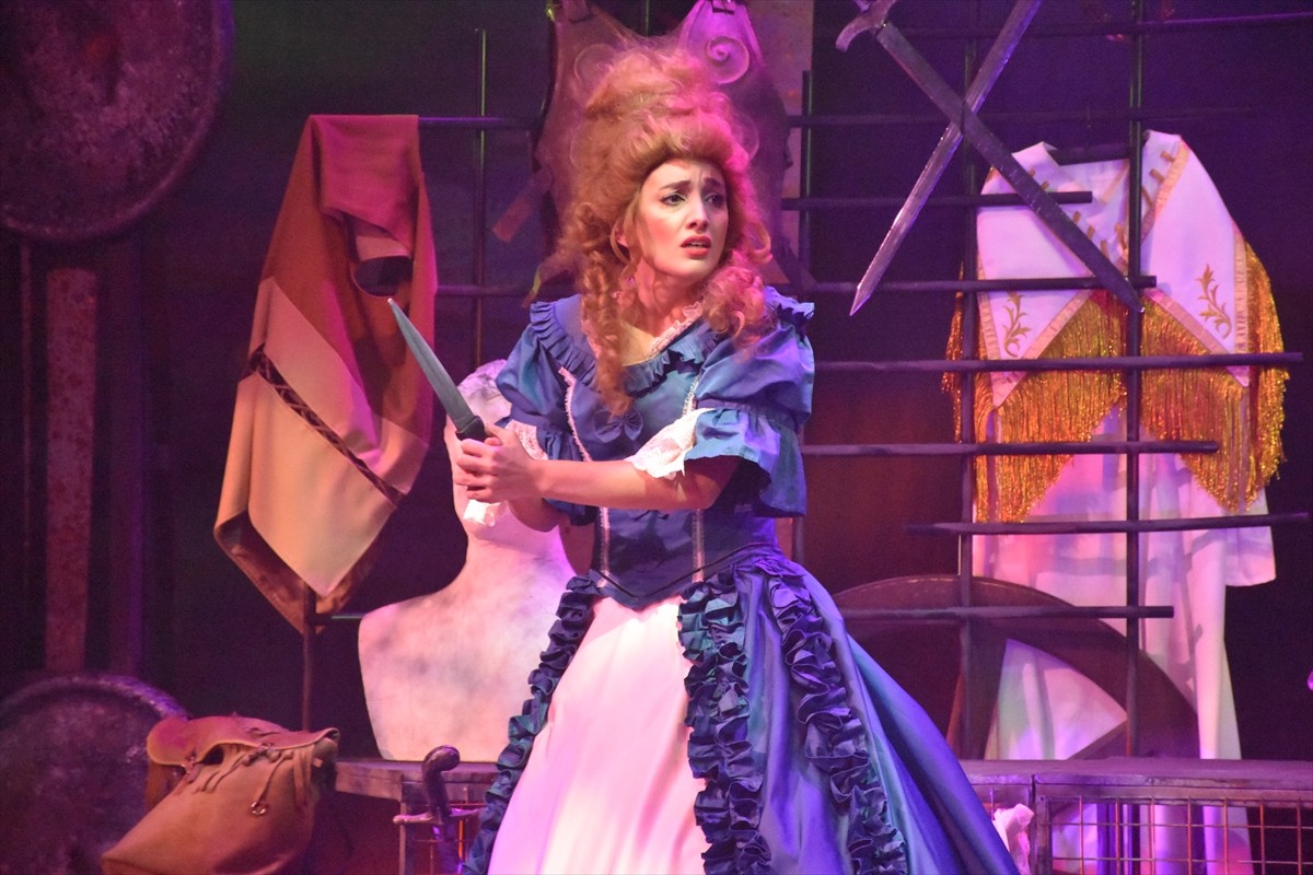 Trabzon Devlet Tiyatrosunun (TDT) "Savaş Müzesi" oyunu seyirci ile buluştu. TDT'nin, "DT Genç...