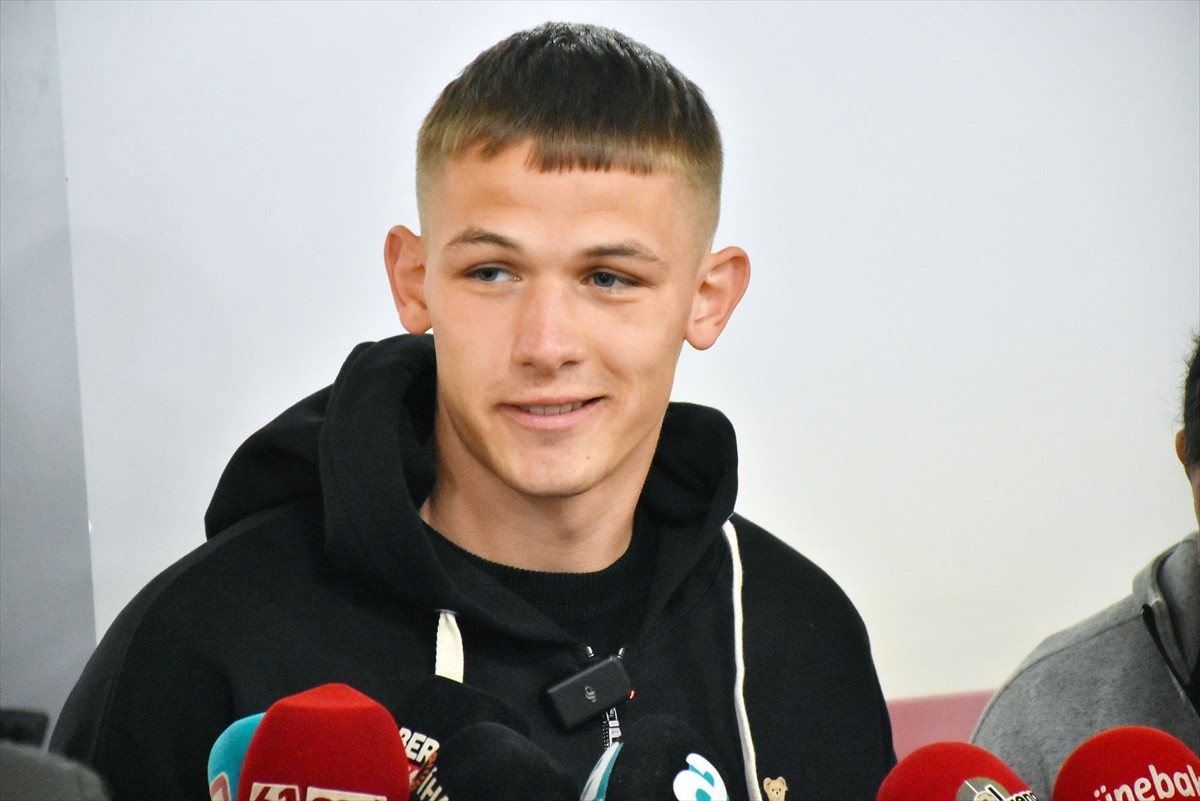 Trabzonspor'un Ukrayna'nın Shakhtar Donetsk takımından prensip anlaşmasına vardığı santrfor Danylo...