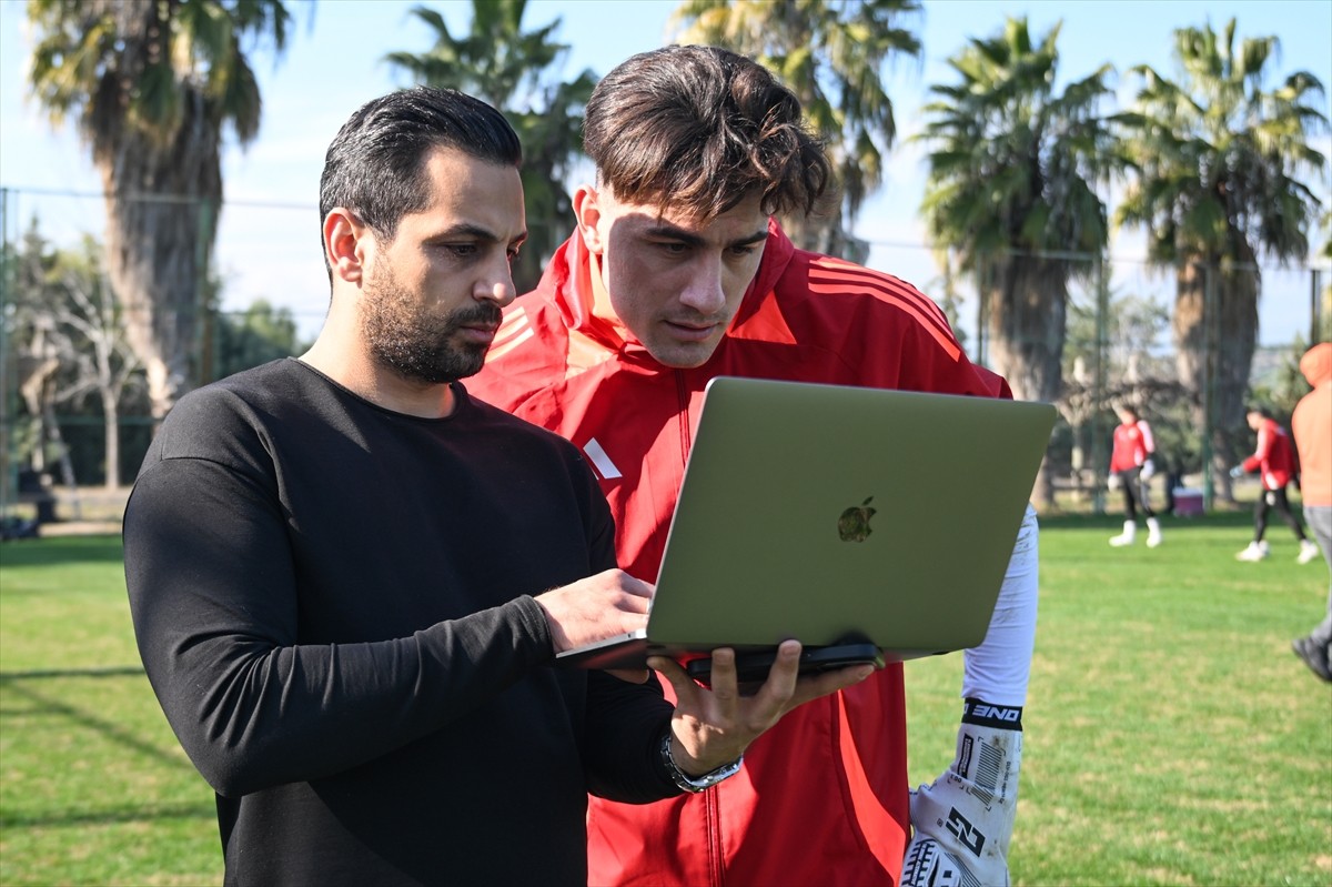 Trendyol 1. Lig ekiplerinden Adanaspor'un savunma oyuncusu Fatih Kurucuk (solda) ve kalecisi...