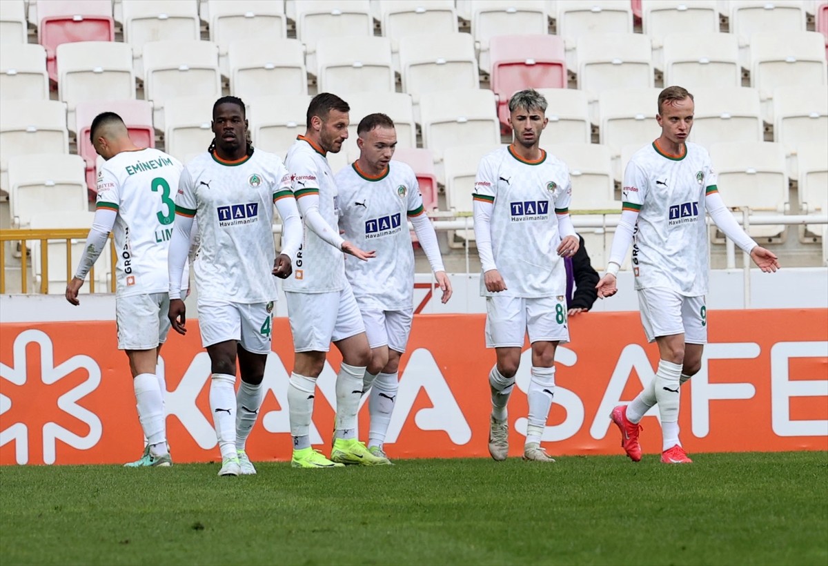 Trendyol Süper Lig'in 19. haftasında Net Global Sivasspor ile Corendon Alanyaspor, BG Grup 4 Eylül...