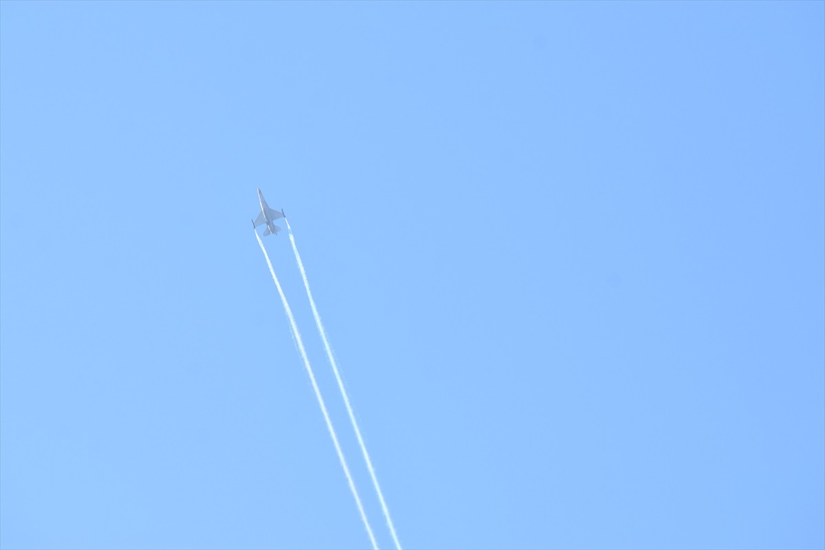 Türk Hava Kuvvetlerinin akrobasi timi SOLOTÜRK'ün Antalya'daki deniz üstünde yaptığı eğitim...