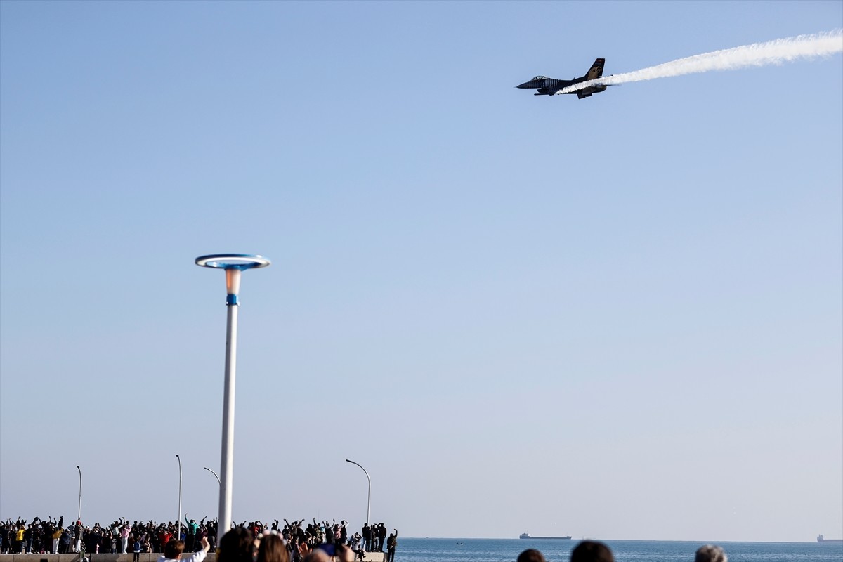 Türk Hava Kuvvetlerinin akrobasi timi SOLOTÜRK, Mersin'in düşman işgalinden kurtuluşunun 103. yıl...