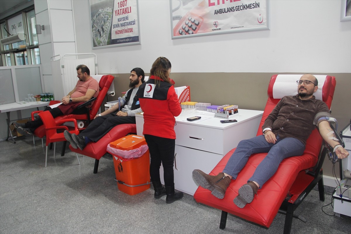 Türk Kızılay tarafından Kayseri Şehir Hastanesi'nde oluşturulan bağış standında, 1 yılda 12 bin...