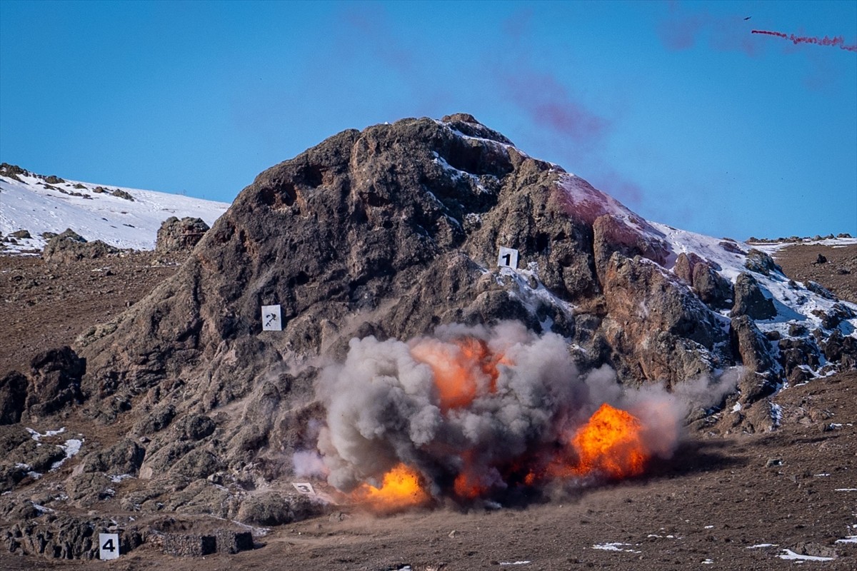 Türk Silahlı Kuvvetlerinin (TSK) Kars'ta düzenlediği "Kış Tatbikatı-2025" dondurucu soğukta devam...
