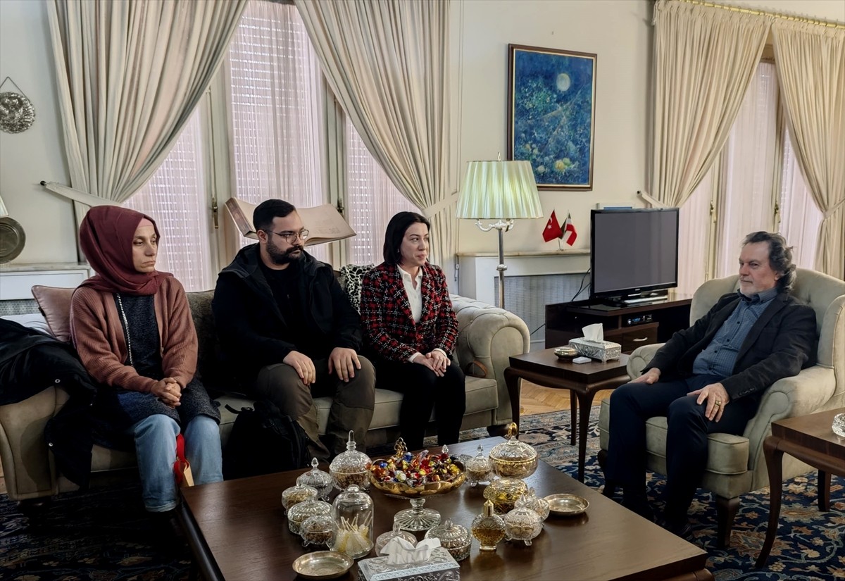 Türkiye'de Farsça öğrenim gören Türk öğrenciler İran'da Tahran Büyükelçiliğini ziyaret etti....