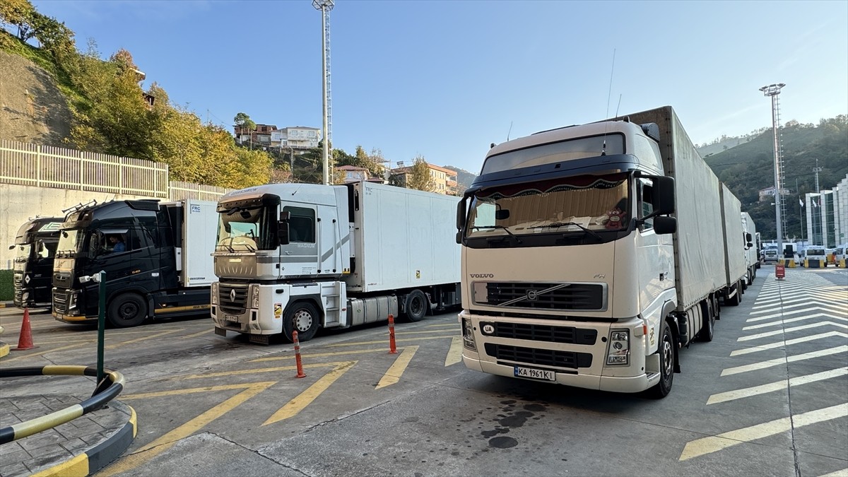 Türkiye'nin Gürcistan sınırındaki Sarp Sınır Kapısı'ndan aralıkta 37 bin 615 tır geçiş...