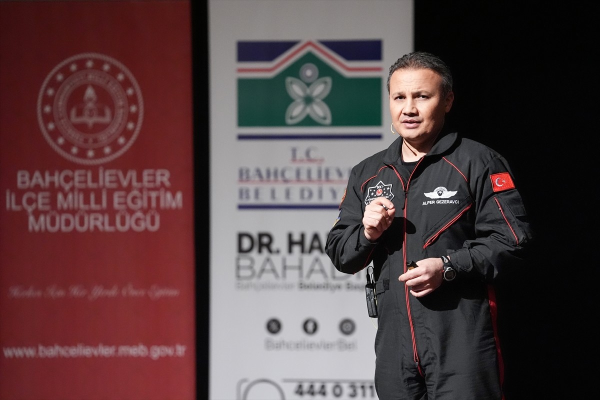 Türkiye'nin ilk astronotu Alper Gezeravcı, Bahçelievler Prof. Dr. Mümtaz Turhan Sosyal Bilimler...