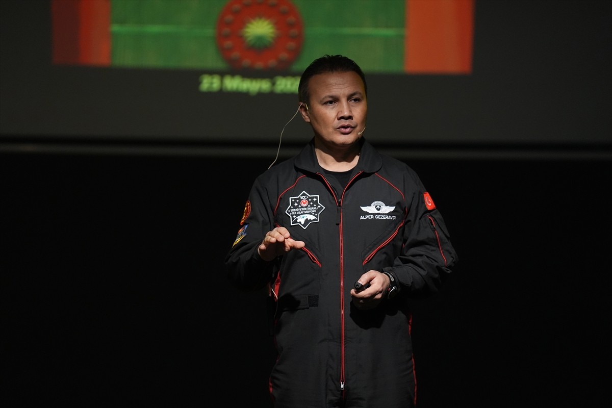 Türkiye'nin ilk astronotu Alper Gezeravcı (solda), Düzce Fen ve Teknoloji Hafız Anadolu İmam Hatip...