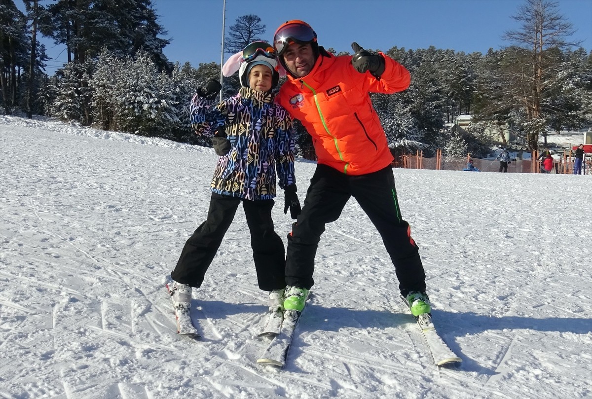 Türkiye'nin önemli kış turizm merkezlerinden Sarıkamış'taki pistler, yeni yılın ilk gününde...