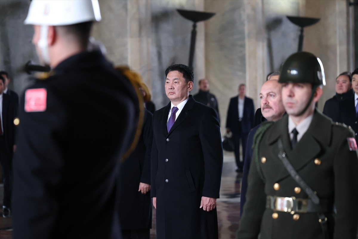 Türkiye'ye resmi ziyarette bulunan Moğolistan Cumhurbaşkanı Khurelsukh Ukhnaa, Anıtkabir'e gelerek...