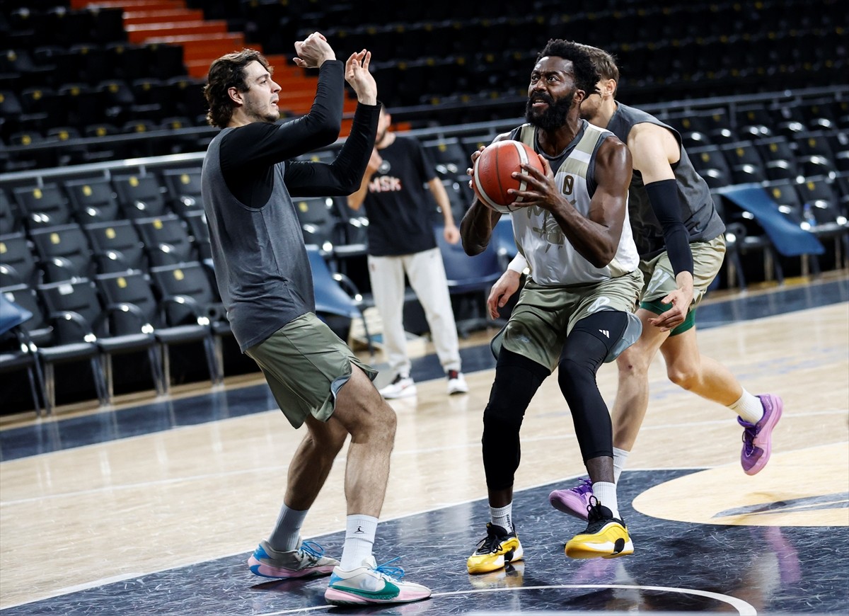 Türkiye Basketbol Ligi'nde gösterdiği başarıyla 10 yıl sonra Basketbol Süper Ligi'ne yükselen...