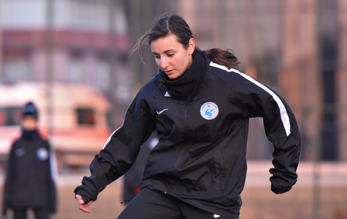 Türkiye Futbol Federasyonu (TFF) Kadınlar 2. Ligi A Grubu'nda mücadelesini yenilgisiz sürdüren...