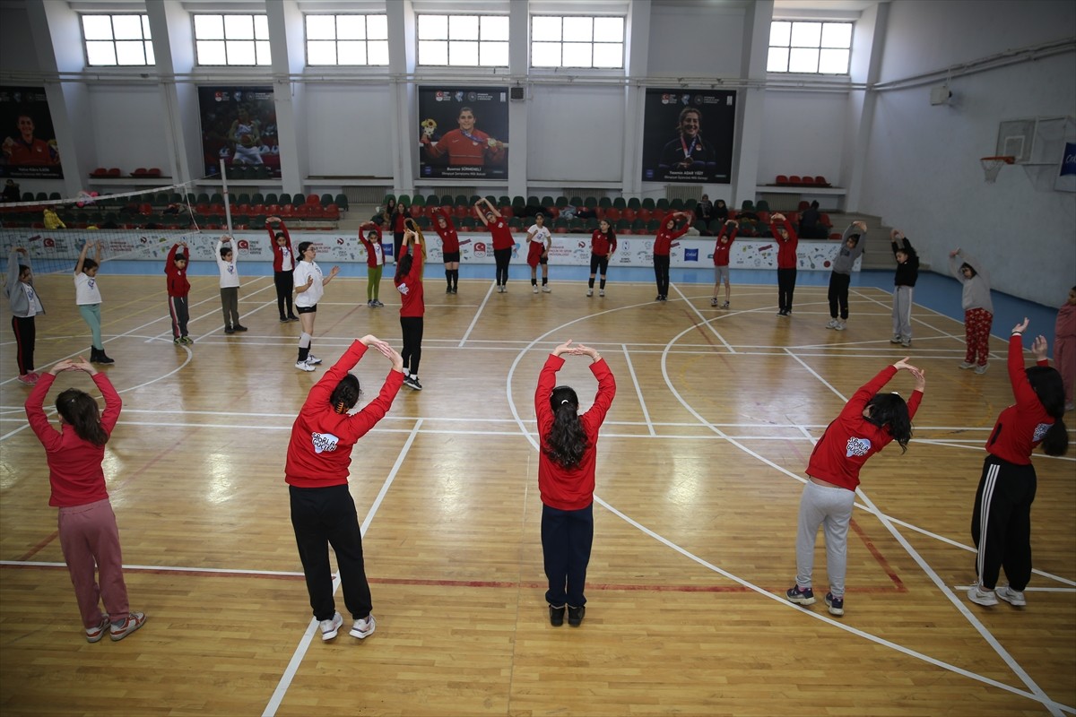 Türkiye Milli Olimpiyat Komitesince (TMOK) Diyarbakır'da dezavantajlı kız çocuklarının spor...