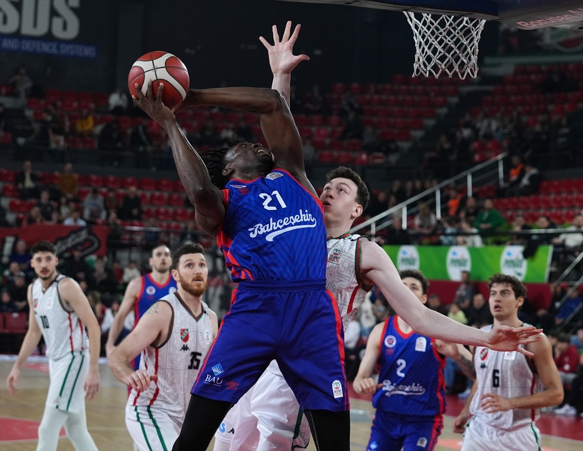 Türkiye Sigorta Basketbol Süper Ligi 16. hafta mücadelesinde Karşıyaka ile Bahçeşehir Koleji...