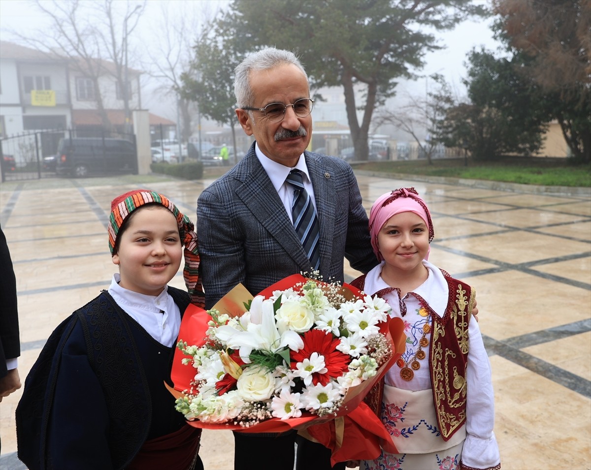 Ulaştırma ve Altyapı Bakanı Abdulkadir Uraloğlu, Edirne Valiliğine ziyarette bulundu. Bakan...