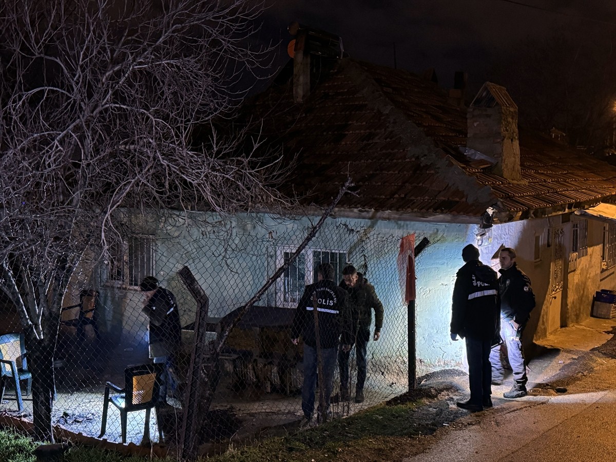 Uşak'ta bir kişi, tartıştığı eşi ve kayınbiraderini pompalı tüfekle yaraladı. Ekipler olay yerinde...