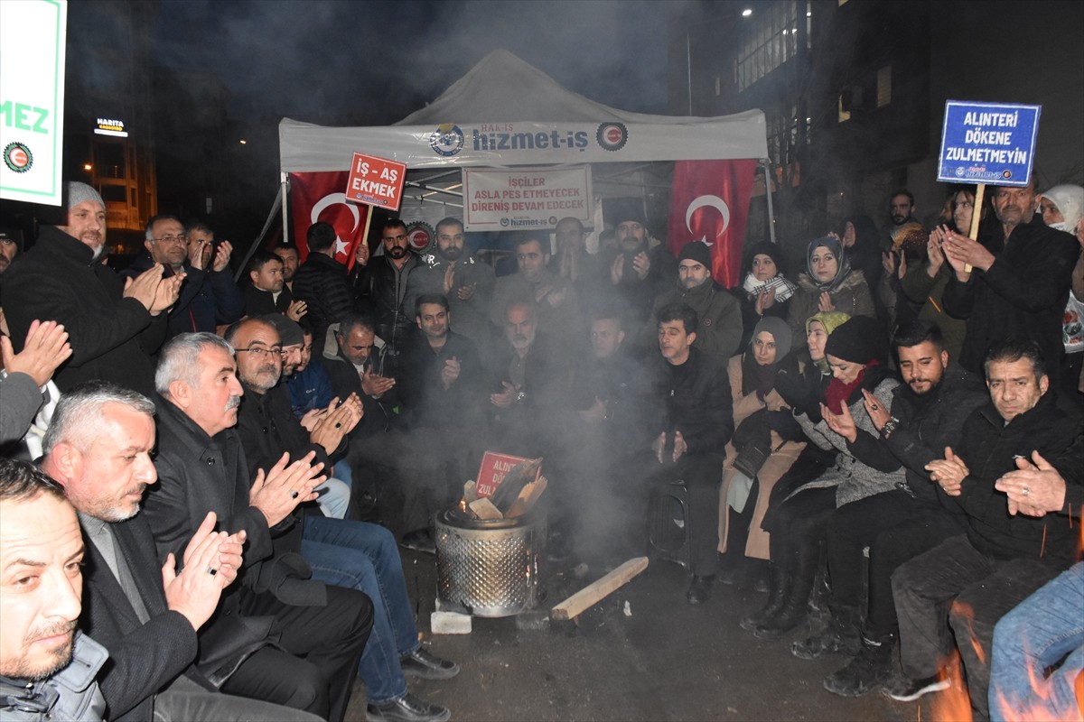 Van'da bazı belediyelerde işten çıkarılan işçiler, İpekyolu Belediyesi önünde yeni yıla eylem...