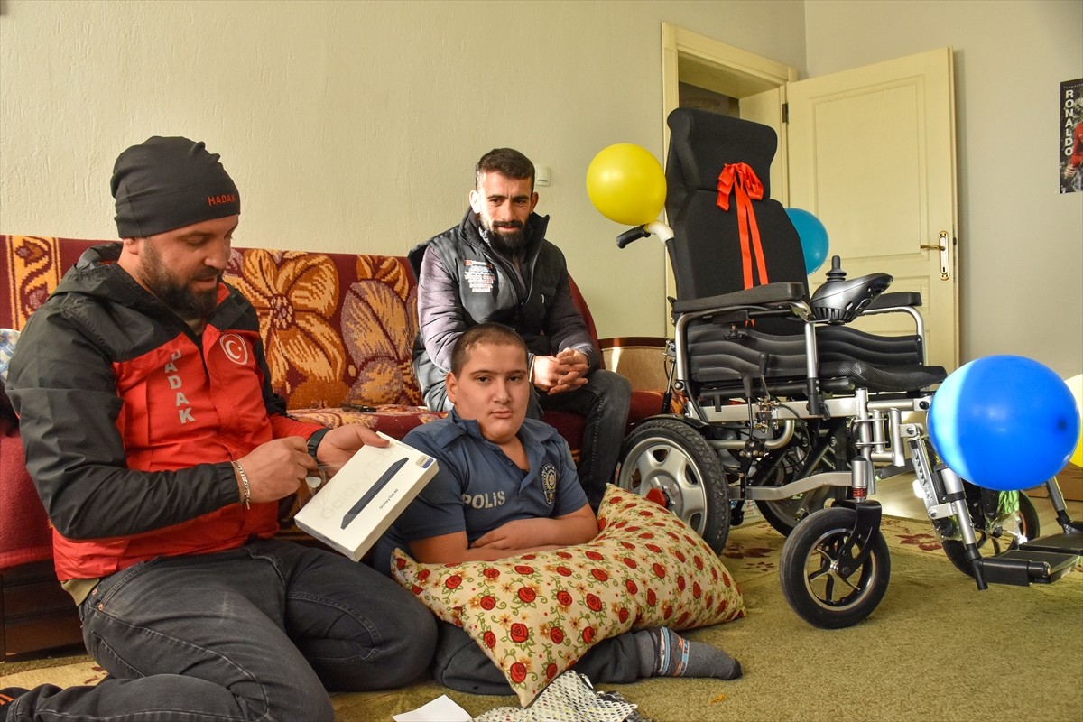 Van'da yardım ve arama kurtarma faaliyeti yürüten dernek, karnesini alan 12 yaşındaki bedensel...