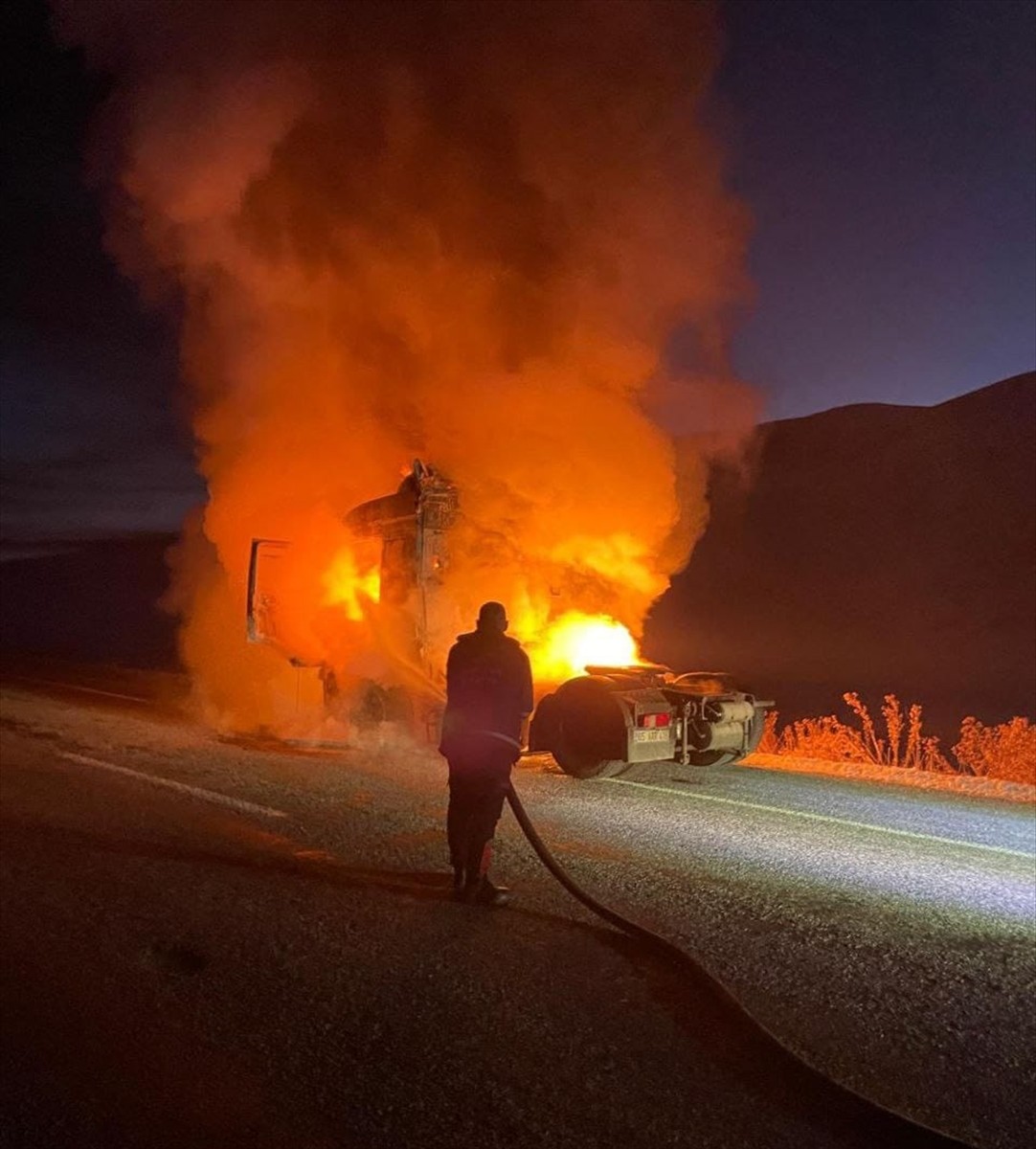 Van'ın Çaldıran ilçesinde seyir halindeyken yanan dorsesiz tır kullanılamaz hale geldi.