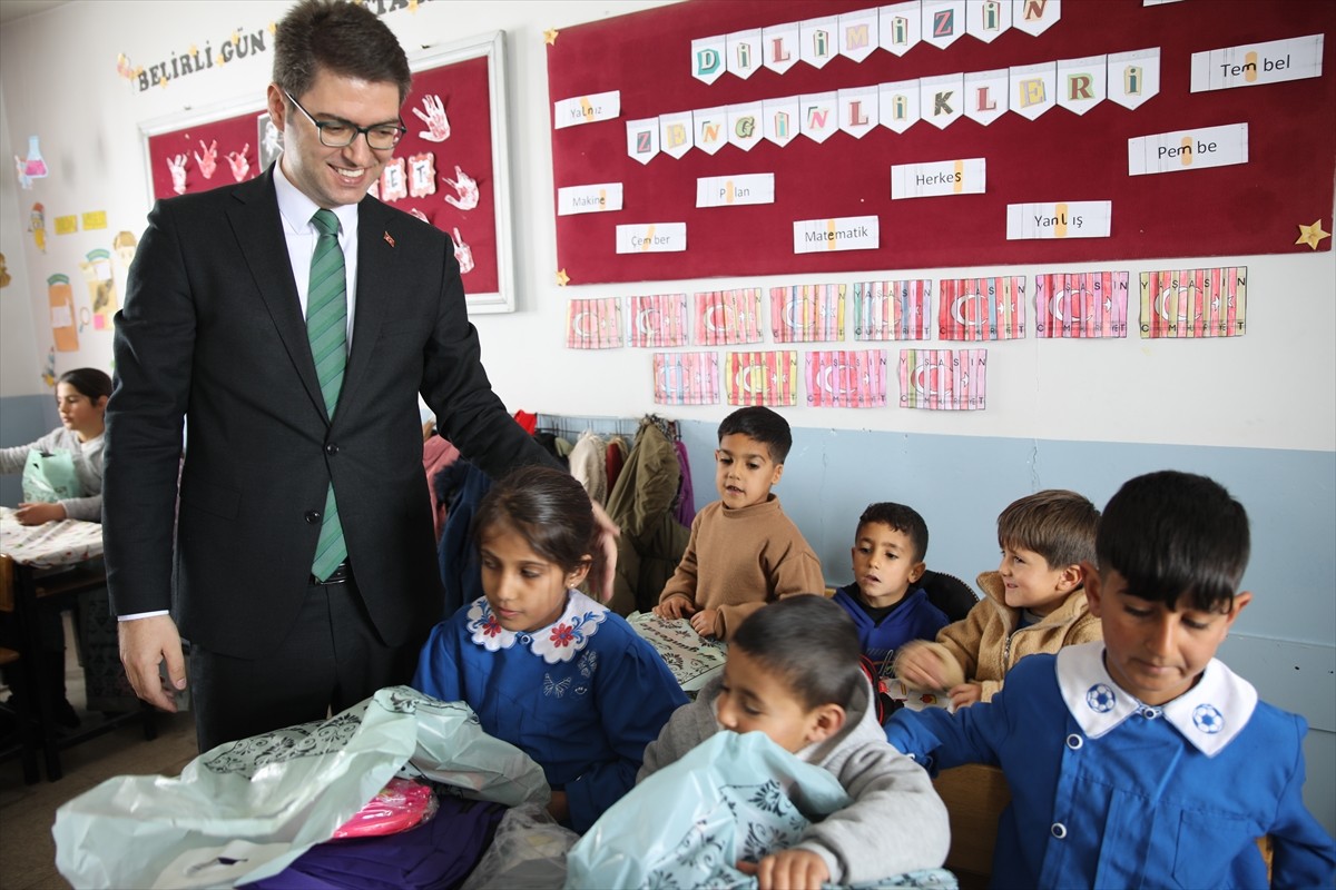 Van'ın Erciş ilçesine bağlı kırsal mahalledeki okulda, kadın öğretmenler, veliler ve öğrencilerin...