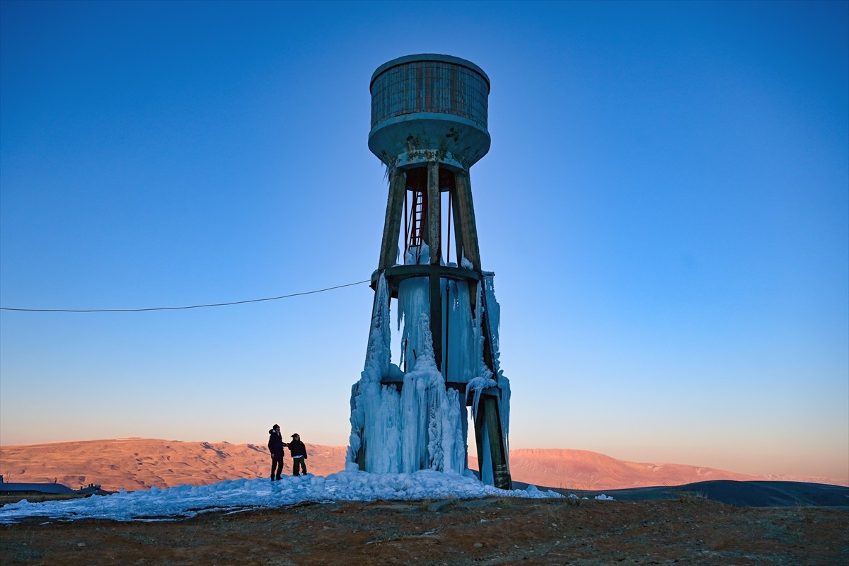 Van'ın Gevaş ve Çatak ilçelerinde yüksek yerleşim yerlerinde kar yağışının ardından etkili olan...
