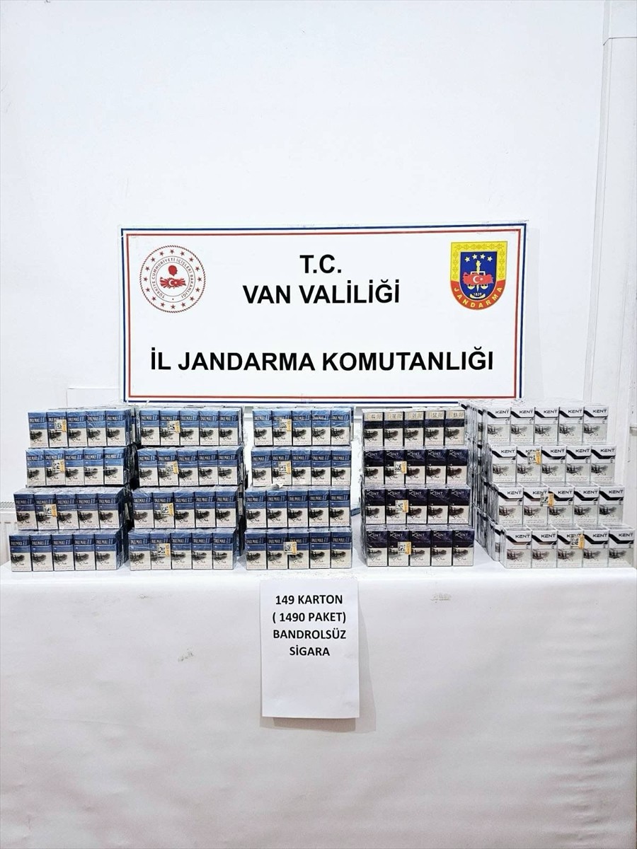 Van'ın Muradiye ilçesinde bir minibüste yapılan aramada 2 kuru kayısı çuvalına gizlenmiş 1490...