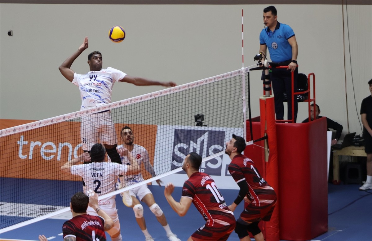Voleybolda SMS Grup Efeler Ligi 18. hafta mücadelesinde Kuşgöz İzmir Vinç Akkuş Belediyespor ile...