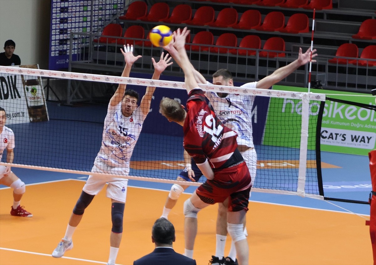 Voleybolda SMS Grup Efeler Ligi 18. hafta mücadelesinde Kuşgöz İzmir Vinç Akkuş Belediyespor ile...