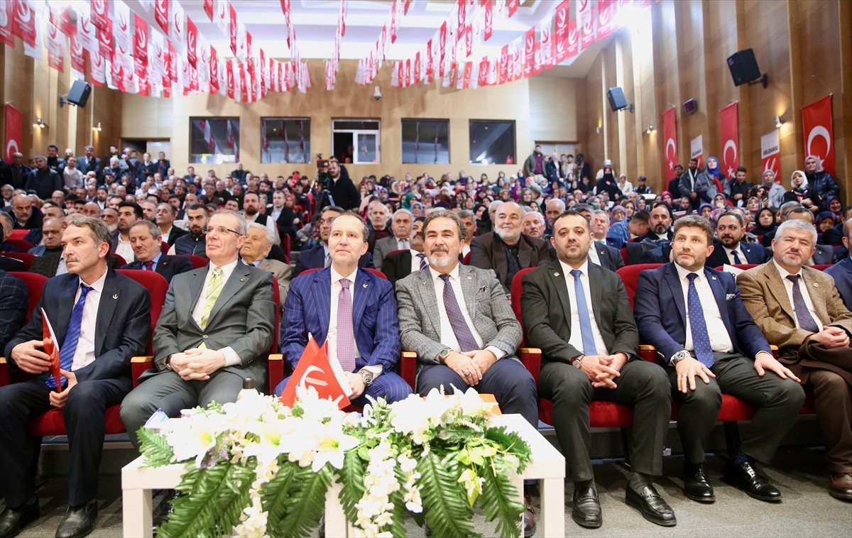 Yeniden Refah Partisi Genel Başkanı Fatih Erbakan (sol 3), Kocaeli'de partisinin üye katılım...