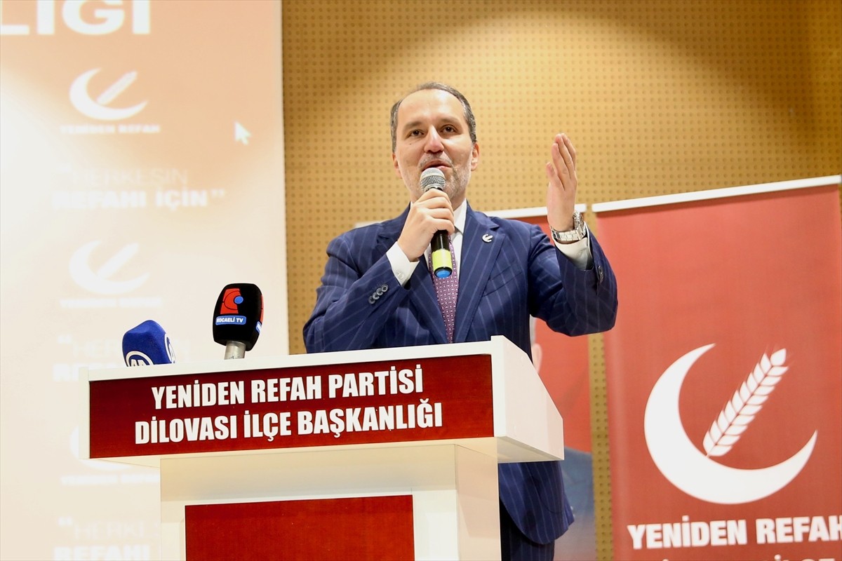 Yeniden Refah Partisi Genel Başkanı Fatih Erbakan (sol 3), Kocaeli'de partisinin üye katılım...