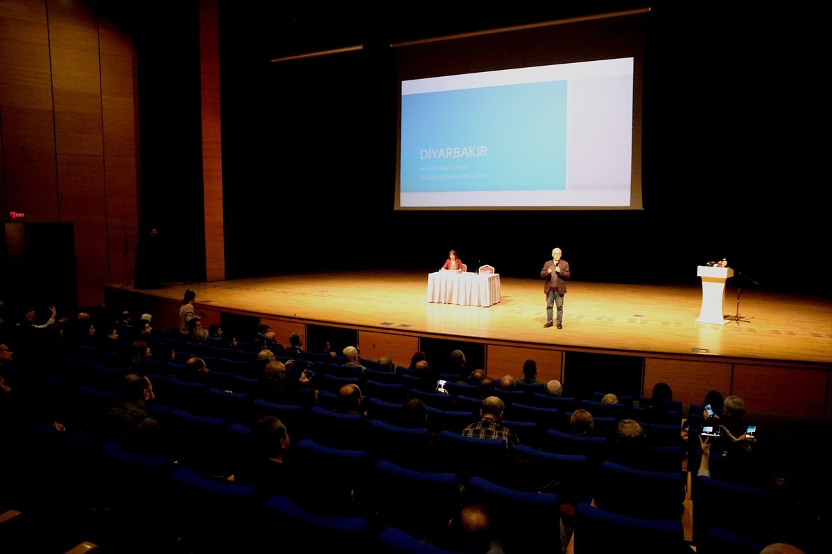 Yer bilimci Prof. Dr. Naci Görür, Diyarbakır Büyükşehir Belediyesi tarafından Sezai Karakoç Kültür...