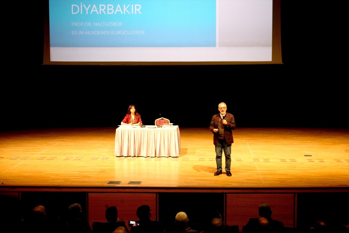 Yer bilimci Prof. Dr. Naci Görür, Diyarbakır Büyükşehir Belediyesi tarafından Sezai Karakoç Kültür...