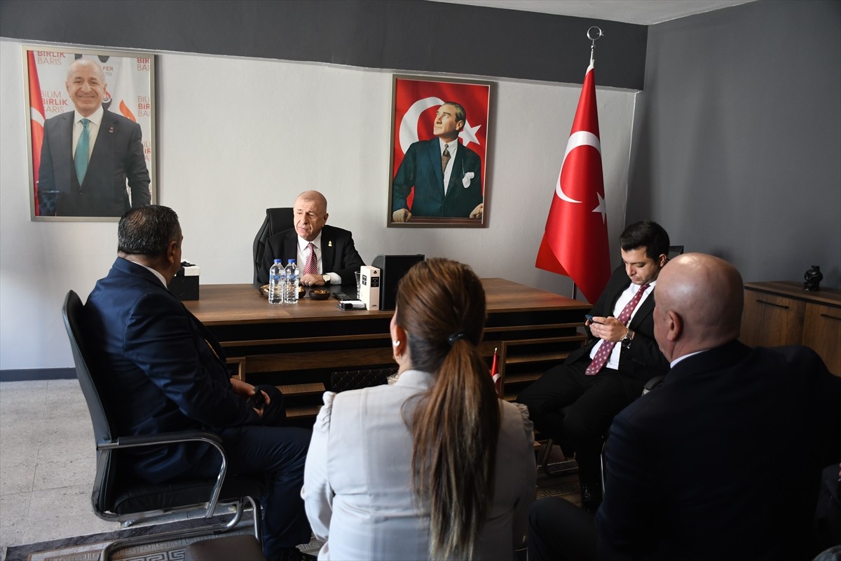 Zafer Partisi Genel Başkanı Ümit Özdağ (sağ 1), Adana'nın Sarıçam ilçesinde bir restoranda...