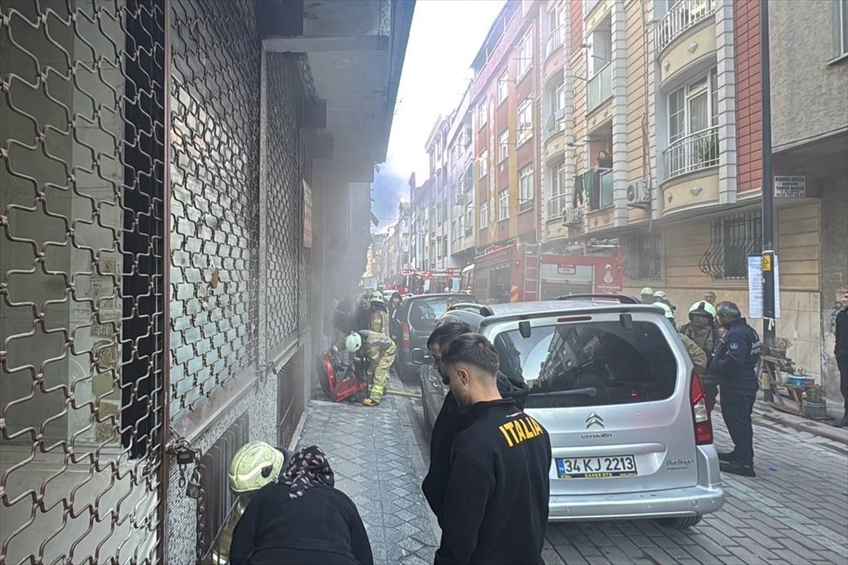 Zeytinburnu'nda tekstil atölyesinde henüz bilinmeyen nedenle yangın çıktı. İhbar üzerine bölgeye...
