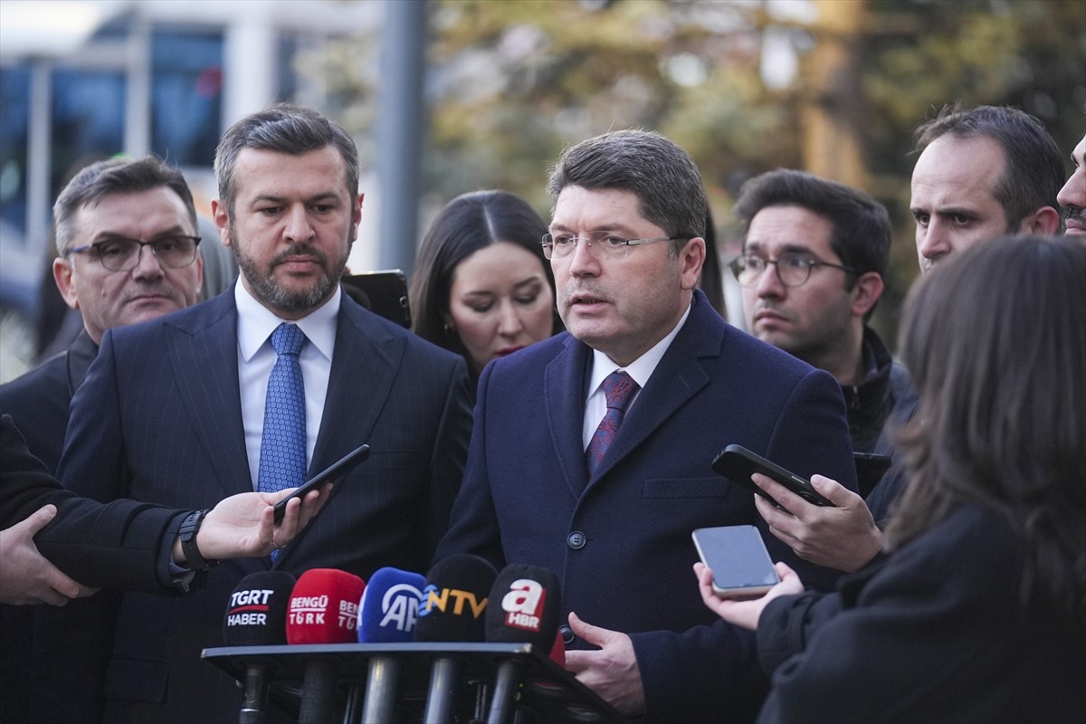 Adalet Bakanı Yılmaz Tunç, AK Parti Genel Merkezi önünde basın mensuplarının gündeme ilişkin...